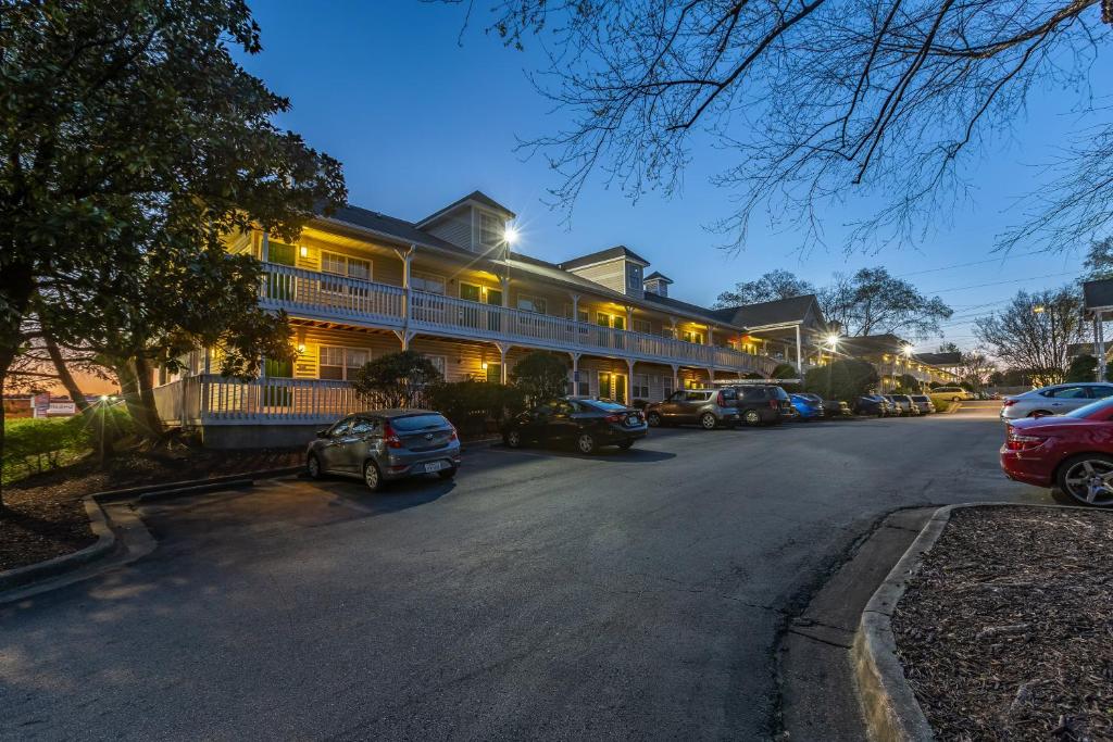 HomeTowne Studios by Red Roof Atlanta NE – Norcross South image 11