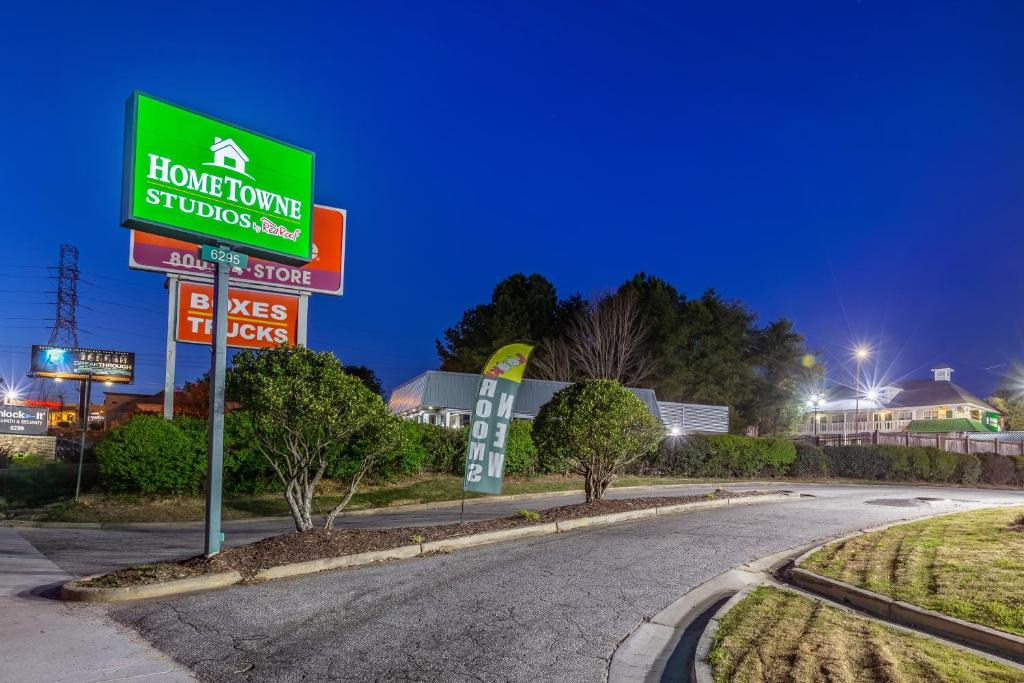 HomeTowne Studios by Red Roof Atlanta NE – Norcross South image 12