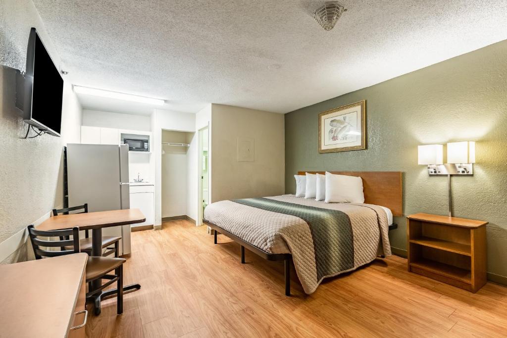 HomeTowne Studios by Red Roof Atlanta NE – Norcross South image 13