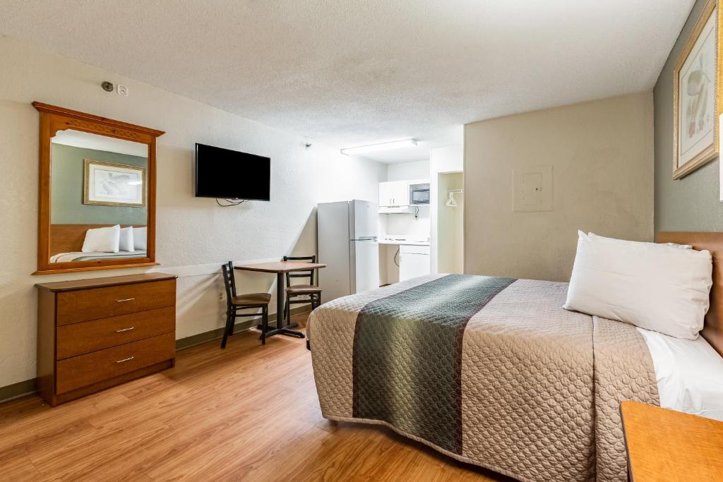 HomeTowne Studios by Red Roof Atlanta NE – Norcross South image 14