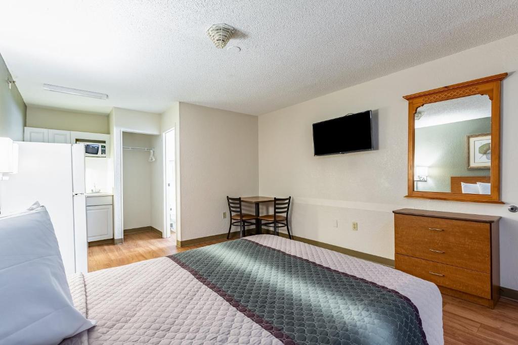 HomeTowne Studios by Red Roof Atlanta NE – Norcross South image 16