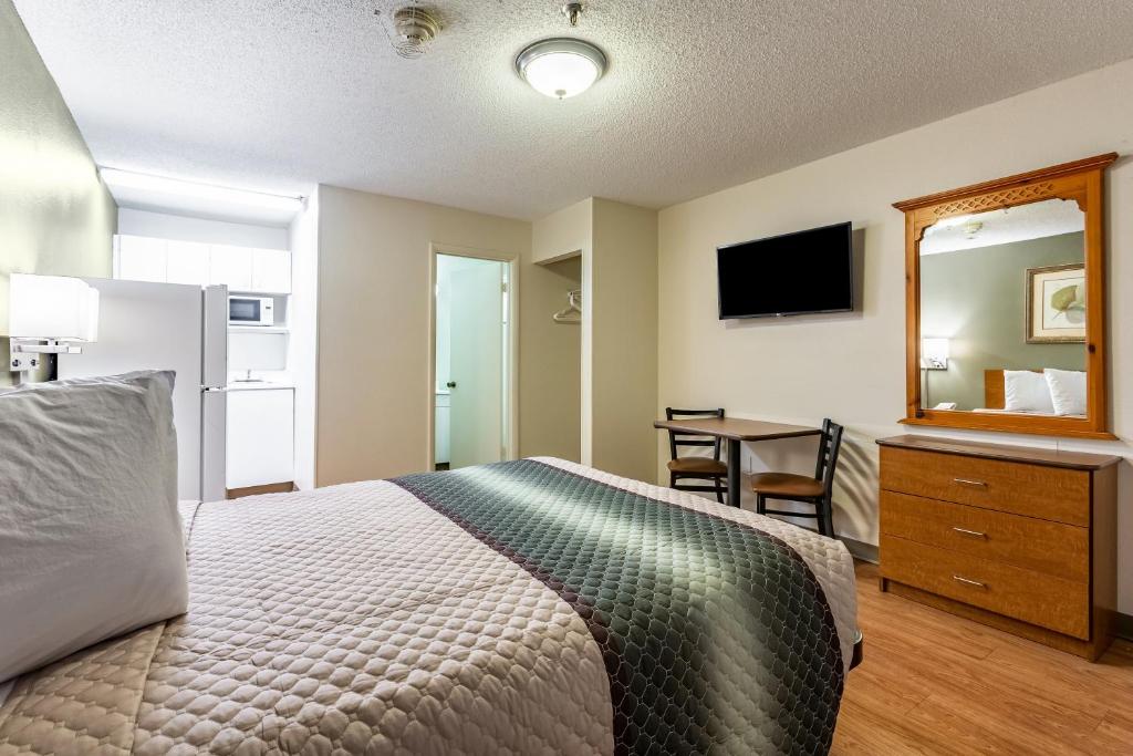 HomeTowne Studios by Red Roof Atlanta NE – Norcross South image 18