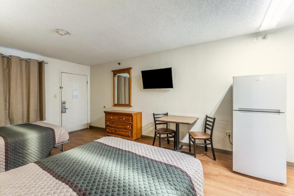 HomeTowne Studios by Red Roof Atlanta NE – Norcross South image 21