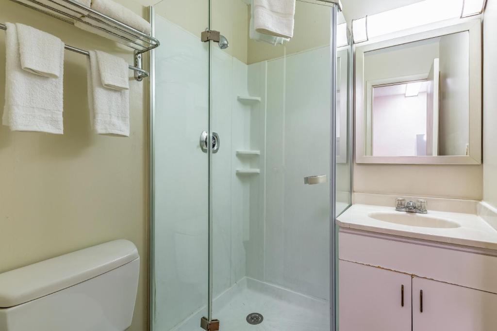 HomeTowne Studios by Red Roof Atlanta NE – Norcross South image 23