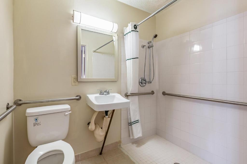 HomeTowne Studios by Red Roof Atlanta NE – Norcross South image 24