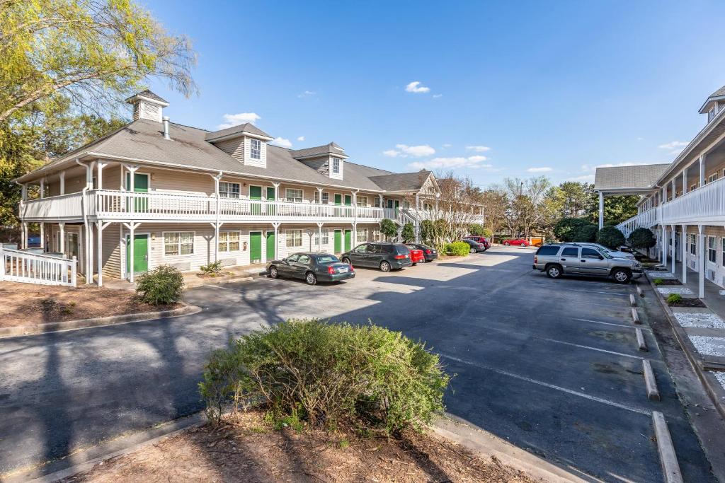 HomeTowne Studios by Red Roof Atlanta NE – Norcross South image 6