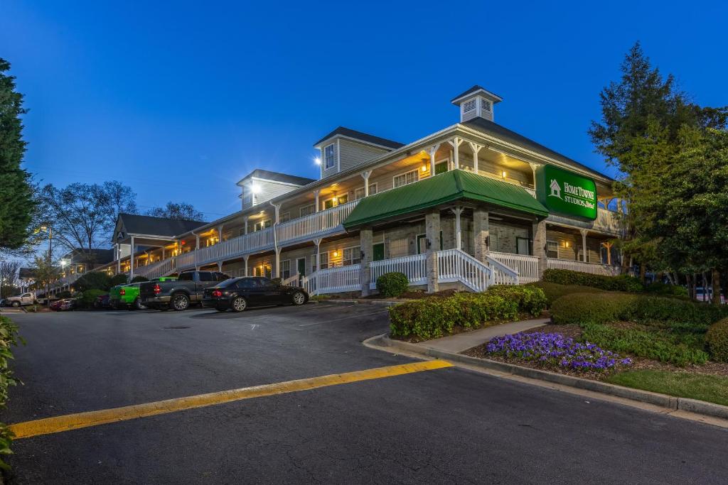 HomeTowne Studios by Red Roof Atlanta NE – Norcross South image 8