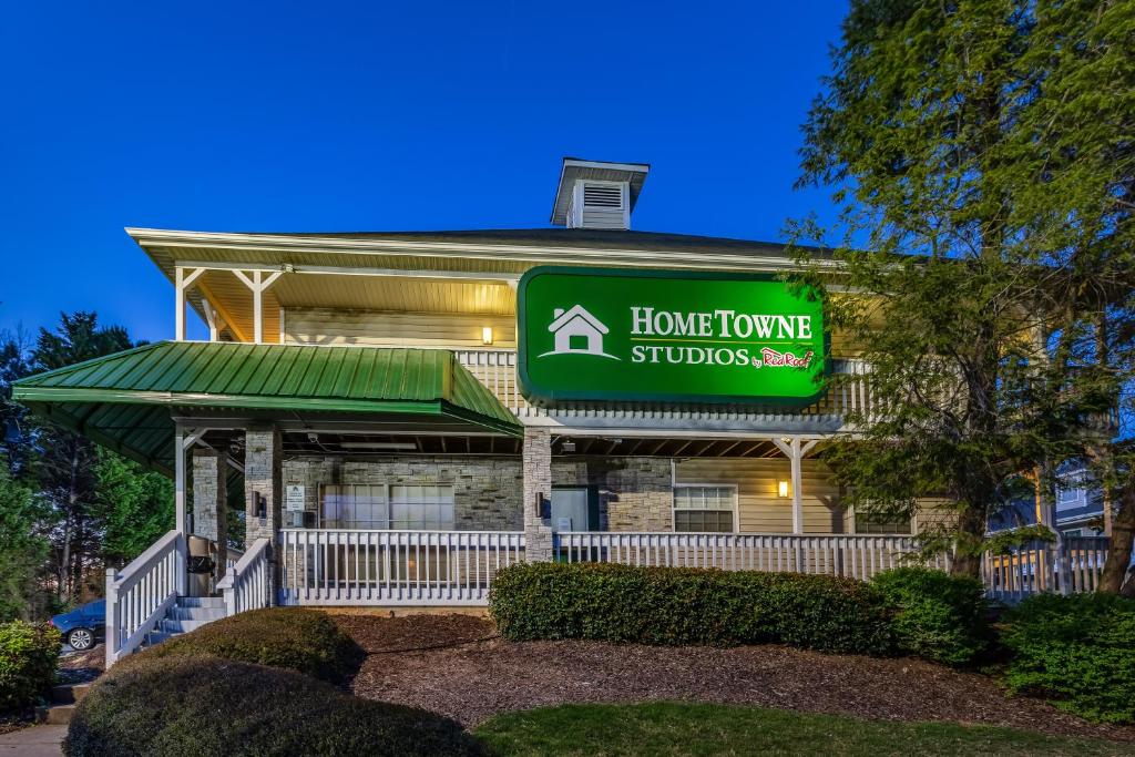 HomeTowne Studios by Red Roof Atlanta NE – Norcross South image 9